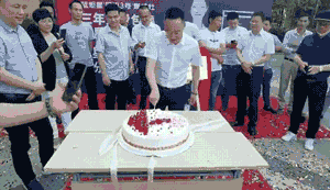 公司高層領(lǐng)導(dǎo)與嘉賓為藍(lán)炬星電器安徽分公司正式揭牌并獻(xiàn)上祝福蛋糕