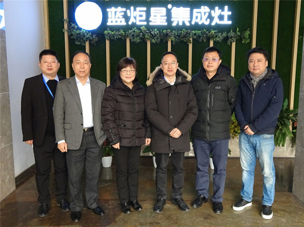 藍(lán)炬星董事長(zhǎng)錢松良先生與五金協(xié)會(huì)領(lǐng)導(dǎo)們合影