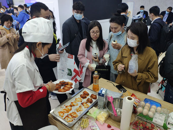 現(xiàn)場烘焙師制作的甜品以及菜肴