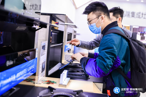 參戰(zhàn)人員試用藍炬星AIoT高端集成灶