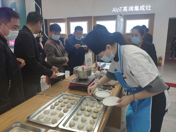 展會現(xiàn)場藍炬星為參展者準(zhǔn)備到訪小禮品